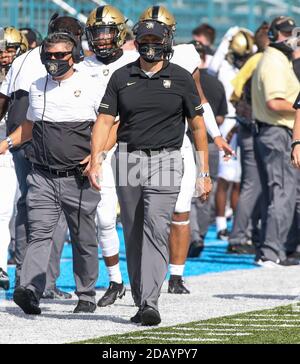 La Nouvelle-Orléans, LOUISIANE, États-Unis. 14 novembre 2020. L'entraîneur-chef de l'armée Jeff Monken marche sur la touche pendant le match de football de la NCAA entre la vague verte de Tulane et les chevaliers noirs de l'armée au stade Yulman à la Nouvelle-Orléans, EN LOUISIANE. Jonathan Mailhes/CSM/Alamy Live News Banque D'Images