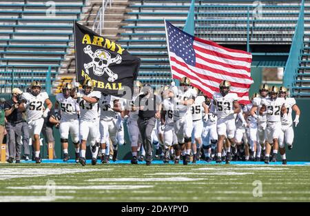La Nouvelle-Orléans, LOUISIANE, États-Unis. 14 novembre 2020. Les Black Knights de l'Armée prennent le terrain avant le match de football de la NCAA entre la Tulane Green Wave et les Black Knights de l'Armée au stade Yulman à la Nouvelle-Orléans, EN LOUISIANE. Jonathan Mailhes/CSM/Alamy Live News Banque D'Images