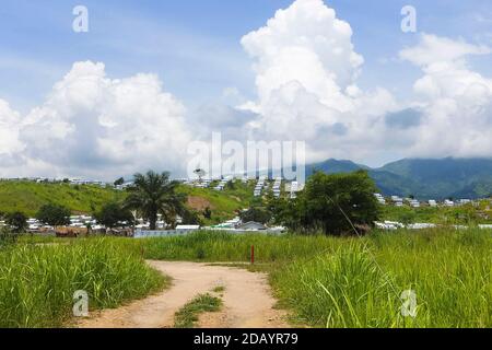 Le camp de transit de Kavinvira dans la province du Sud-Kivu en RDC attire des réfugiés de toute la région. Banque D'Images