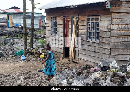 Une jeune fille se tient devant la maison de ses parents dans le quartier de Murara à Goma. Banque D'Images