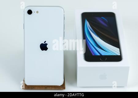 IPhone se 2 (2e génération) en blanc. Banque D'Images