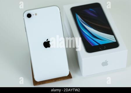 IPhone se 2 (2e génération) en blanc. Banque D'Images