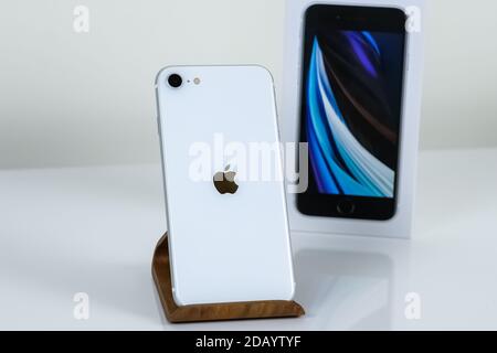 IPhone se 2 (2e génération) en blanc. Banque D'Images