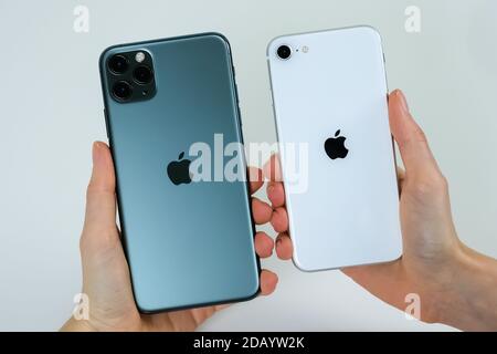 IPhone se 2 (2e génération) et iPhone 11 Pro Max. Banque D'Images