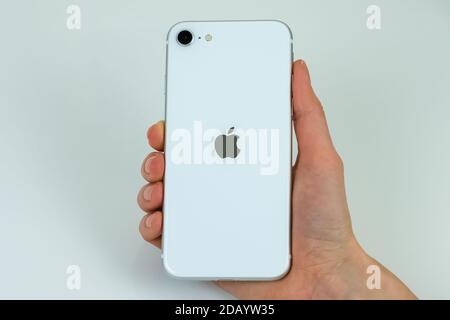 IPhone se 2 (2e génération) en blanc. Banque D'Images