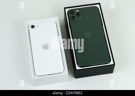 IPhone se 2 (2e génération) et iPhone 11 Pro Max. Banque D'Images