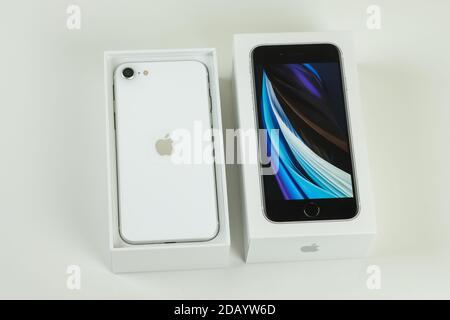 IPhone se 2 (2e génération) en blanc. Banque D'Images