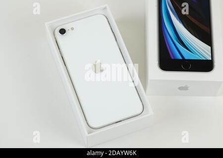 IPhone se 2 (2e génération) en blanc. Banque D'Images