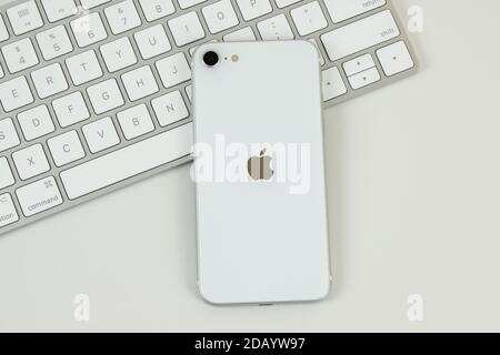 IPhone se 2 (2e génération) en blanc. Banque D'Images