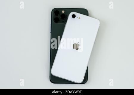 IPhone se 2 (2e génération) et iPhone 11 Pro Max. Banque D'Images