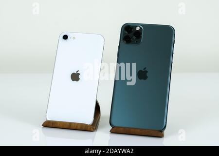 IPhone se 2 (2e génération) et iPhone 11 Pro Max. Banque D'Images