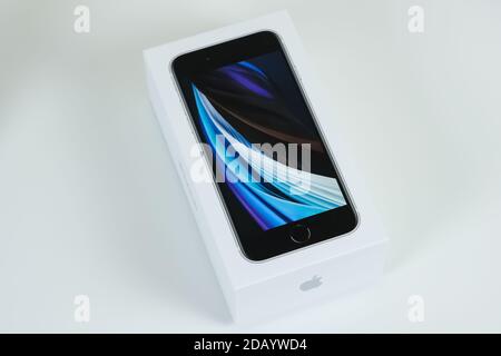 IPhone se 2 (2e génération) en blanc. Banque D'Images