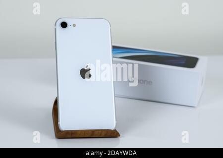 IPhone se 2 (2e génération) en blanc. Banque D'Images