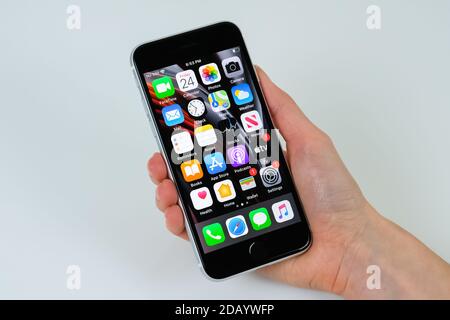 IPhone se 2 (2e génération) en blanc. Banque D'Images