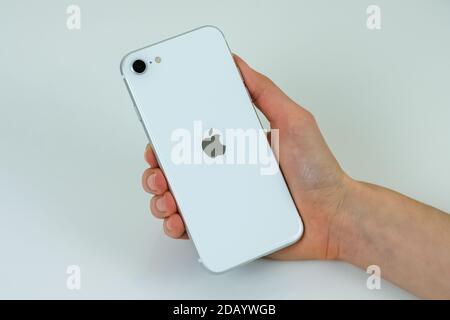 IPhone se 2 (2e génération) en blanc. Banque D'Images