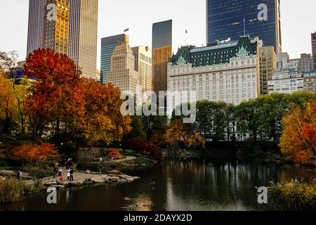 Magnifique panorama d'automne de Central Park et Plaza Hotel à New York avec des arbres jaunes au sommet du feuillage d'automne en automne. Banque D'Images