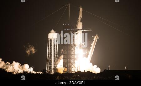 Cape Canaveral, Floride, États-Unis. 15 novembre 2020. Une fusée SpaceX Falcon 9 transportant le vaisseau spatial Crew Dragon part du Kennedy Space Center de la NASA en Floride, aux États-Unis, le 15 novembre 2020. Dimanche, la NASA et SpaceX ont lancé la première mission d'équipage opérationnelle de l'engin spatial Crew Dragon, transportant quatre astronautes à la Station spatiale internationale (ISS). La mission, surnommée « Crew-1 », est le premier vol de rotation d'équipage d'un vaisseau spatial commercial américain avec des astronautes à destination de l'ISS. Credit: Xinhua/Alay Live News Banque D'Images