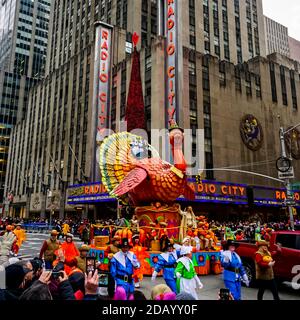 Le défilé annuel de Macy's Thanksgiving Day le long de l'avenue des Amériques avec des ballons flottant dans les airs. Banque D'Images