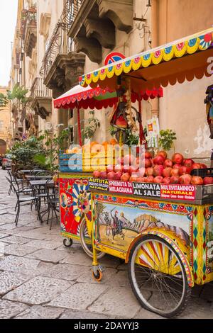 Cabine traditionnelle pour préparer des jus de fruits frais dans les rues de Palerme, Sicile Banque D'Images