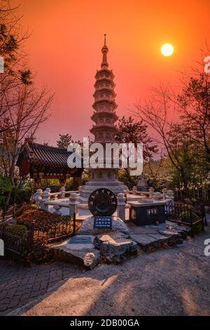 BUSAN, CORÉE DU SUD - 21 février 2020 : magnifique pagode dans le temple de Haedong Yonggungsa est une des destinations touristiques célèbres à Busan au lever du soleil, S. Banque D'Images