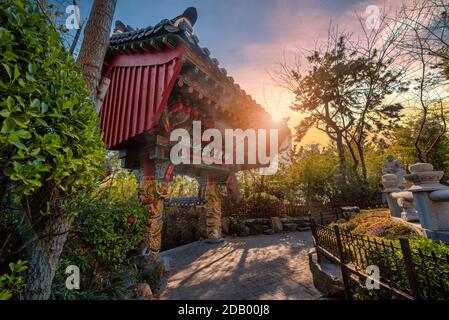 BUSAN, CORÉE DU SUD - 21 février 2020 : magnifique pagode dans le temple de Haedong Yonggungsa est une des destinations touristiques célèbres à Busan au lever du soleil, S. Banque D'Images