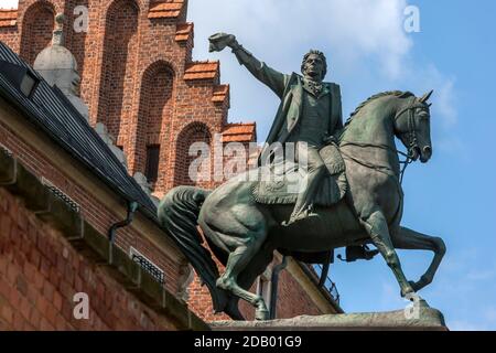 CRACOVIE, POLOGNE - 29 JUILLET 2010 : le monument Tadeusz Kosciuszko situé à l'entrée nord du château de Wawel à Cracovie, en Pologne. C'est un bronze Banque D'Images