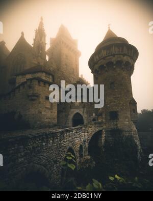 Château de Kreuzenstein en Autriche en automne, le matin de la brume Banque D'Images