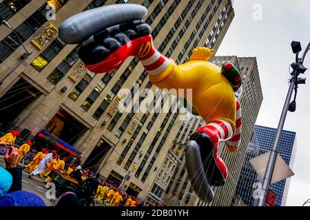 Le ballon Ronald McDonald flotte dans les airs pendant Macy's. Défilé de Thanksgiving le long de l'avenue des Amériques avec radio Music Hall en arrière-plan Banque D'Images
