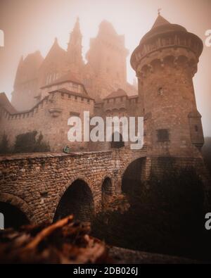 Château de Kreuzenstein en Autriche en automne, le matin de la brume Banque D'Images