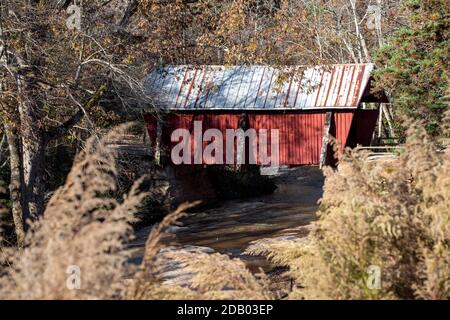 Pont couvert de Campbell au-dessus de Beaverdam Creek - Landrum, près de Greenville, Caroline du Sud, États-Unis [construit en 1909. Pont couvert restant dans Banque D'Images
