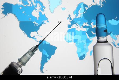Ukraine. 13 novembre 2020. Dans cette photo, une seringue et une petite bouteille avec un faux vaccin sont visibles devant la carte de l'Organisation mondiale de la Santé (OMS) montrant les cas de coronavirus COVID-19. Credit: Pavlo Gonchar/SOPA Images/ZUMA Wire/Alay Live News Banque D'Images