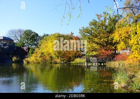 Château du Belvédère pendant la saison d'automne dans Central Park avec les touristes appréciant les arbres jaunes au sommet du feuillage d'automne en saison d'automne. Banque D'Images