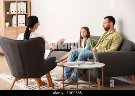 Père avec petite fille dans le bureau du psychologue Banque D'Images