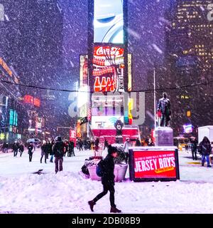 Times Square en hiver tempête de neige tempête de blizzard avec les gens qui se déplace et les voitures et les taxis sur les rues de New York City. Banque D'Images