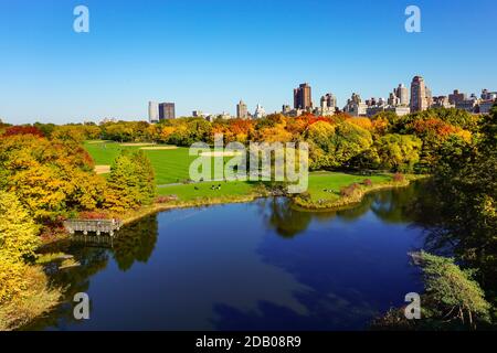 L'étang de la tortue vu du château du Belvédère pendant la saison d'automne dans Central Park avec des arbres jaunes au sommet du feuillage d'automne en automne. Banque D'Images