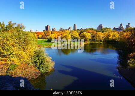 L'étang de la tortue vu du château du Belvédère pendant la saison d'automne dans Central Park avec des arbres jaunes au sommet du feuillage d'automne en automne. Banque D'Images