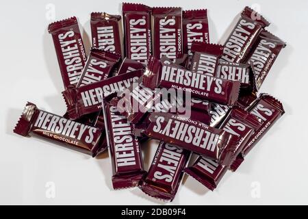 Denver, Colorado - 13 novembre 20020 : barres de bonbons au chocolat au lait de marque Hershey sur fond blanc. Banque D'Images