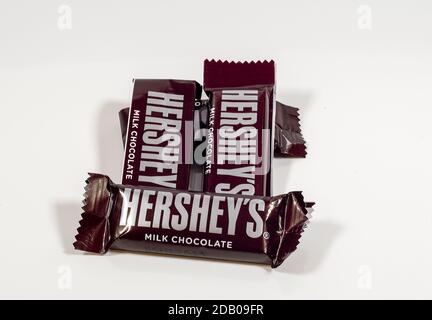 Denver, Colorado - 13 novembre 20020 : barres de bonbons au chocolat au lait de marque Hershey sur fond blanc. Banque D'Images