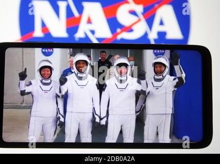 Dans cette photo, les astronautes lors du lancement de la mission SpaceX Crew-1 de la NASA sont vus sur un écran de smartphone. La NASA et SpaceX ont lancé la fusée Falcon 9 avec le vaisseau spatial Crew Dragon à bord, les astronautes de la NASA Mike Hopkins, Victor Glover, Shannon Walker, Et l'astronaute JAXA Soichi Noguchi lors de sa première mission de six mois de l'équipage SpaceX Crew-1 de la NASA à la Station spatiale internationale (ISS) au Centre spatial Kennedy de la NASA en Floride, aux États-Unis l'équipage-1 est la première mission de rotation d'équipage du vaisseau spatial SpaceX Crew Dragon à la Station spatiale internationale (ISS). Banque D'Images