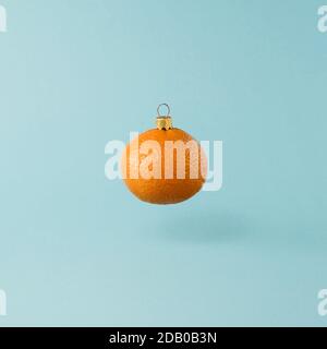 Décorations de Noël à base de mandarine orange. Concept minimal du nouvel an. Banque D'Images