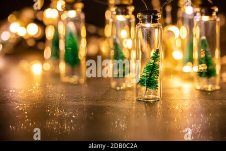 petit arbre de noël dans un pot en verre. fond de noël et de vacances du nouvel an Banque D'Images