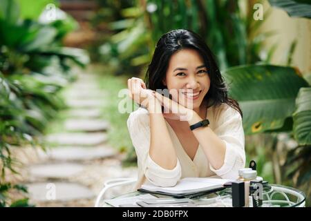 Belle jeune femme asiatique souriante Banque D'Images