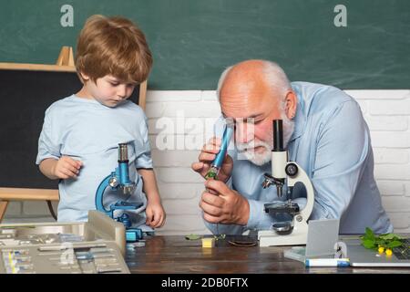 Retour à l'école et Happy time. Professeur drôle dans la salle de classe. Microscope de laboratoire et sciences biologiques pour les enfants. Biologie - la classe des sciences Banque D'Images