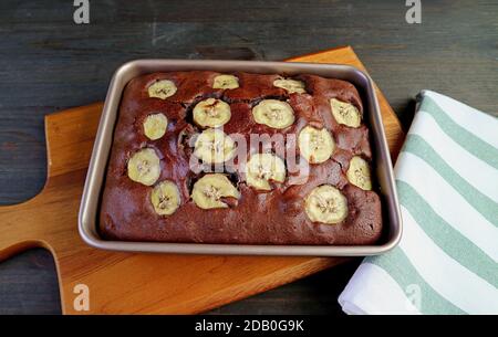 Gâteau au chocolat noir Banana maison frais sur la cuisine Tableau Banque D'Images