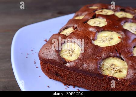 Fermez un délicieux gâteau de banane au chocolat maison Banque D'Images