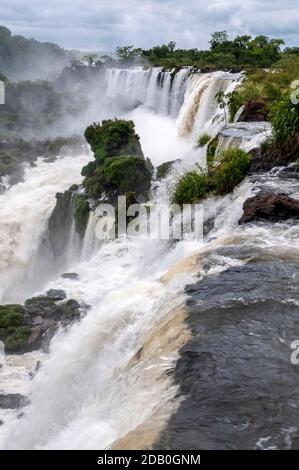 Le Salto Mbigua (Mbigua Waterfalls), une partie des chutes d'Iguazu dans le parc national d'Iguazu, du côté argentin de la frontière avec le Brésil. Banque D'Images