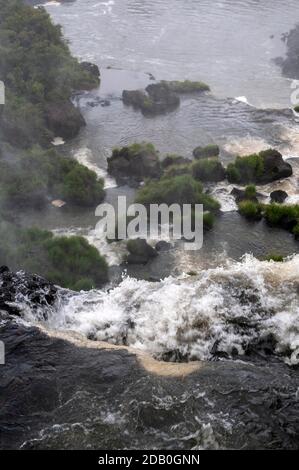 Vue sur le Salto Mbigua (chutes d'eau de Mbigua), une partie des chutes d'Iguazu dans le parc national d'Iguazu sur le côté argentin de la frontière Banque D'Images