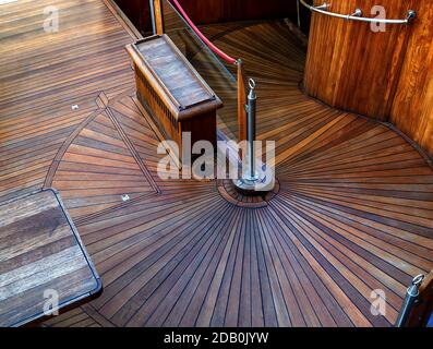 marches en bois escalier de pont sur bateau de croisière navigation voile Banque D'Images