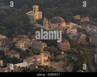 Vue aérienne des principaux monuments d'Arenzano: Villa Negrotto Cambiaso, Sanctuaire du bébé Jésus de Prague, église Nazario Celso Banque D'Images