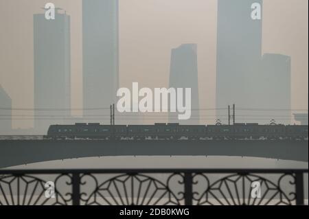 Séoul, Corée du Sud. 16 novembre 2020. Un train traverse un pont au-dessus de la rivière Hangang enveloppée dans le smog à Séoul, Corée du Sud, le 16 novembre 2020. La brume épaisse engloutit Séoul, la capitale de la Corée du Sud, ainsi que ses environs, lundi. Crédit: Wang Jingqiang/Xinhua/Alay Live News Banque D'Images